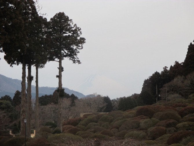 「うっすらと見える富士山」
