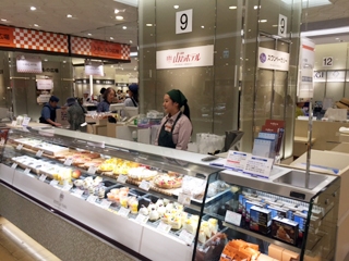 小田急百貨店 町田店の地下1階 食料品売場でお待ちしております！