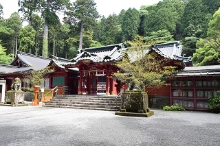 お隣の箱根神社で行います