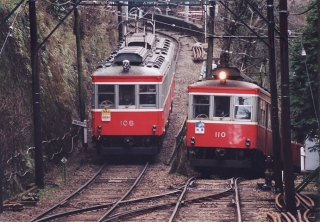 箱根登山電車110号と100形車両