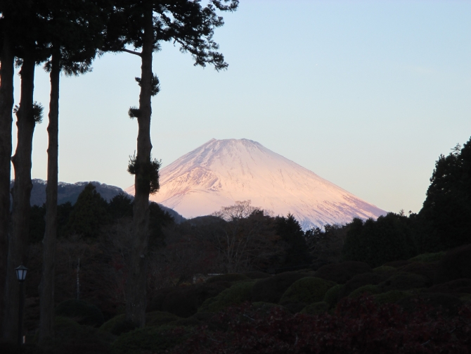 「朝日に照らされた富士山」