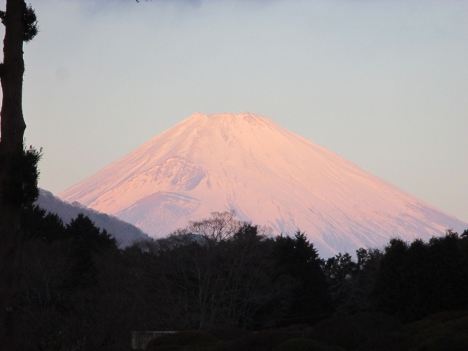 朝日を浴びた富士山