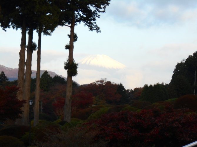 「頭を見せる富士山。」