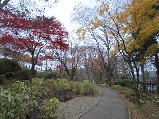 「紅葉の小路」