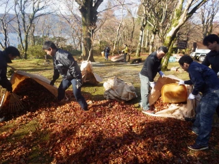 「集積された落葉をトンバックへ」