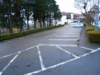 「荒らされた駐車場」