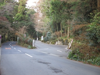 神社駐車場入口