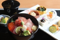 本日の鮮魚と鮪の海鮮丼