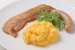 スクランブルエッグ / 味噌漬けベーコンとソーセージ