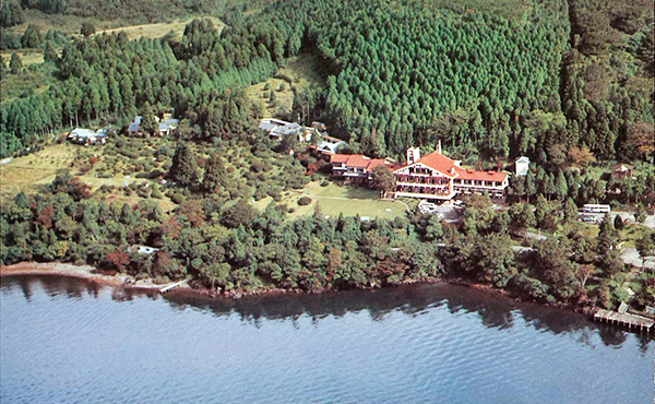 芦ノ湖のほとりに建つ2代目の山のホテル